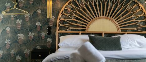 Kolmen hengen deluxe-huone | Pimennysverhot, silitysrauta/-lauta, ilmainen Wi-Fi, vuodevaatteet