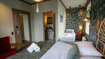 Deluxe trippelrum | MörklÀggningsgardiner, strykjÀrn/strykbrÀda, gratis wi-fi och sÀngklÀder