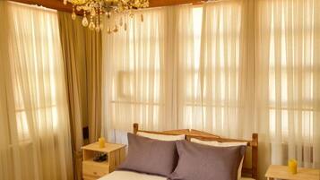 Kahden hengen deluxe-huone, tupakointi kielletty | Ilmaiset minibaarituotteet, työpöytä, ilmainen Wi-Fi