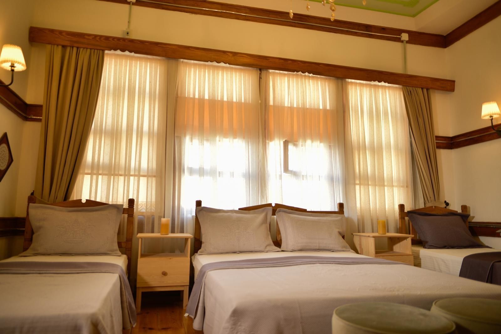 luxury triple room | free minibar, desk, free wifi