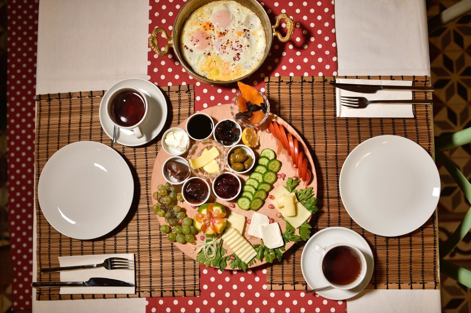 free daily full breakfast