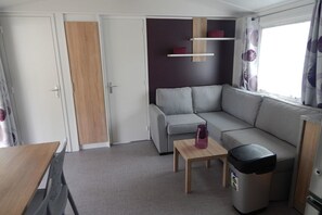 Apartment | Living area | TV - Mobilhome en bord de bassin à Arès (Juvigné)