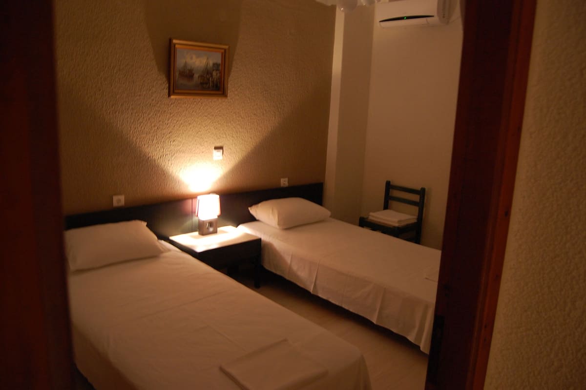 Suite Junior, pemandangan laut | Brankas, setrika/meja setrika, Wi-Fi gratis, dan seprai linen