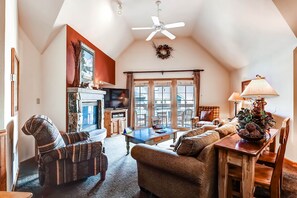 Condo, 3 Bedrooms | Living room
