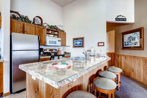 Condo, 3 Bedrooms | Private kitchen | Full-sized fridge, microwave, oven, dishwasher