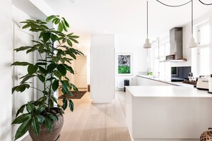 Réfrigérateur, un four, surface de cuisson, lave-vaisselle