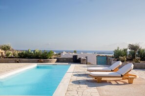 Outdoor pool - Magganari ViewVillage I ,shared swimming pool/ bbq ,Ios Island, 5' walk to beach (Ios)