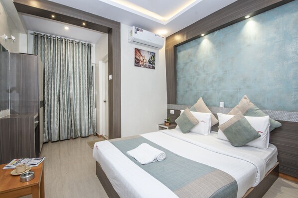 Premium bedding, down duvets, pillow-top beds, in-room safe - Aishwarya Le Royal (Mysore)