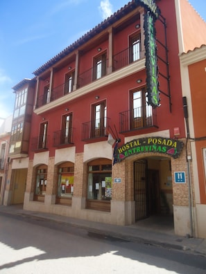 Front of property - Hostal Posada Entreviñas (Valdepenas)