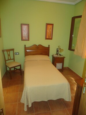 Blackout curtains, free cots/infant beds, free WiFi, bed sheets - Hostal Posada Entreviñas (Valdepenas)