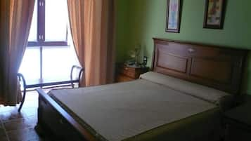 Blackout curtains, free cots/infant beds, free WiFi, bed sheets