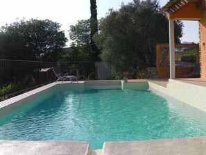 Piscina all'aperto, lettini