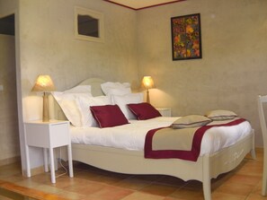 ห้องดับเบิล | มินิบาร์, ห้องพักตกแต่งอย่างมีเอกลักษณ์, ตกแต่งพิเศษโดยเฉพาะ, โต๊ะทำงาน