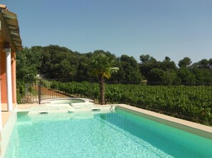 Outdoor pool, pool loungers - B&B L'Evajade (Beaumes-de-Venise)