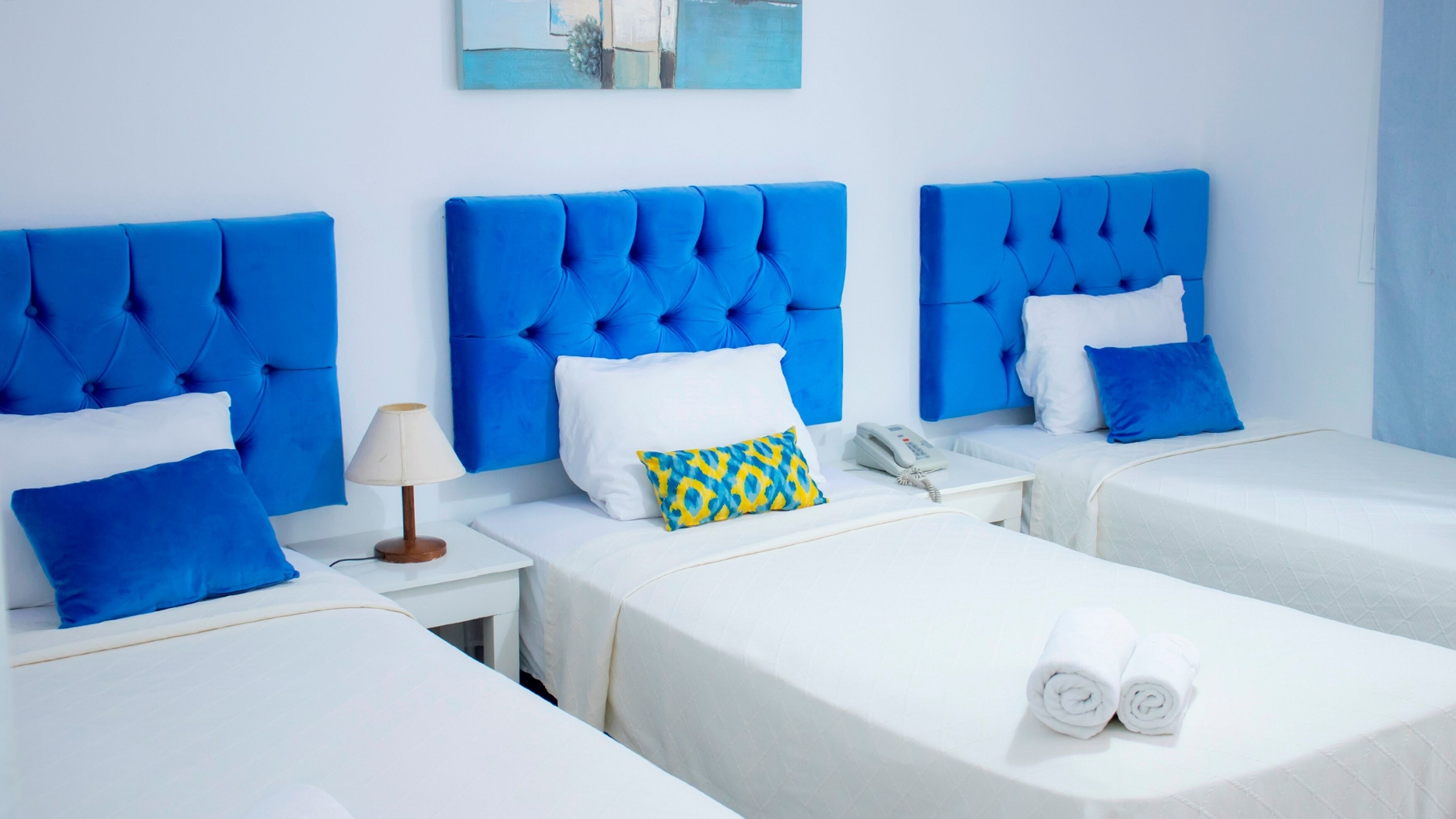 Kamar Triple | Minibar, brankas, dan dilengkapi dengan perabotan berbeda-beda