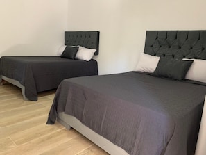 Frigobar, cofres nos quartos, individualmente mobiliados