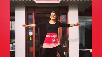 Una persona de pie frente a un edificio con un letrero que dice "Kaffi Klara - Cafetería de libros".