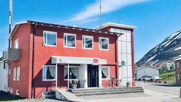 Un edificio rojo con entrada blanca y un letrero que dice "Kaffi Kafe".