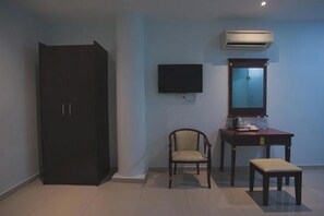 1 kamar tidur, meja kerja, setrika/meja setrika, dan Wi-Fi gratis