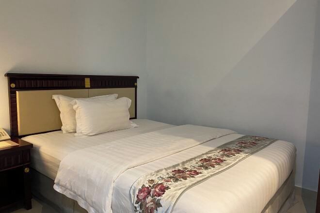 1 bedroom, desk, bed sheets