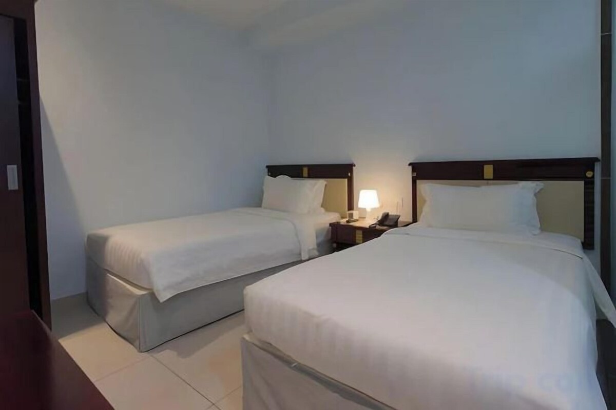 1 bedroom, desk, bed sheets