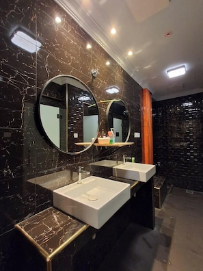 Shower, rainfall showerhead, free toiletries, hair dryer