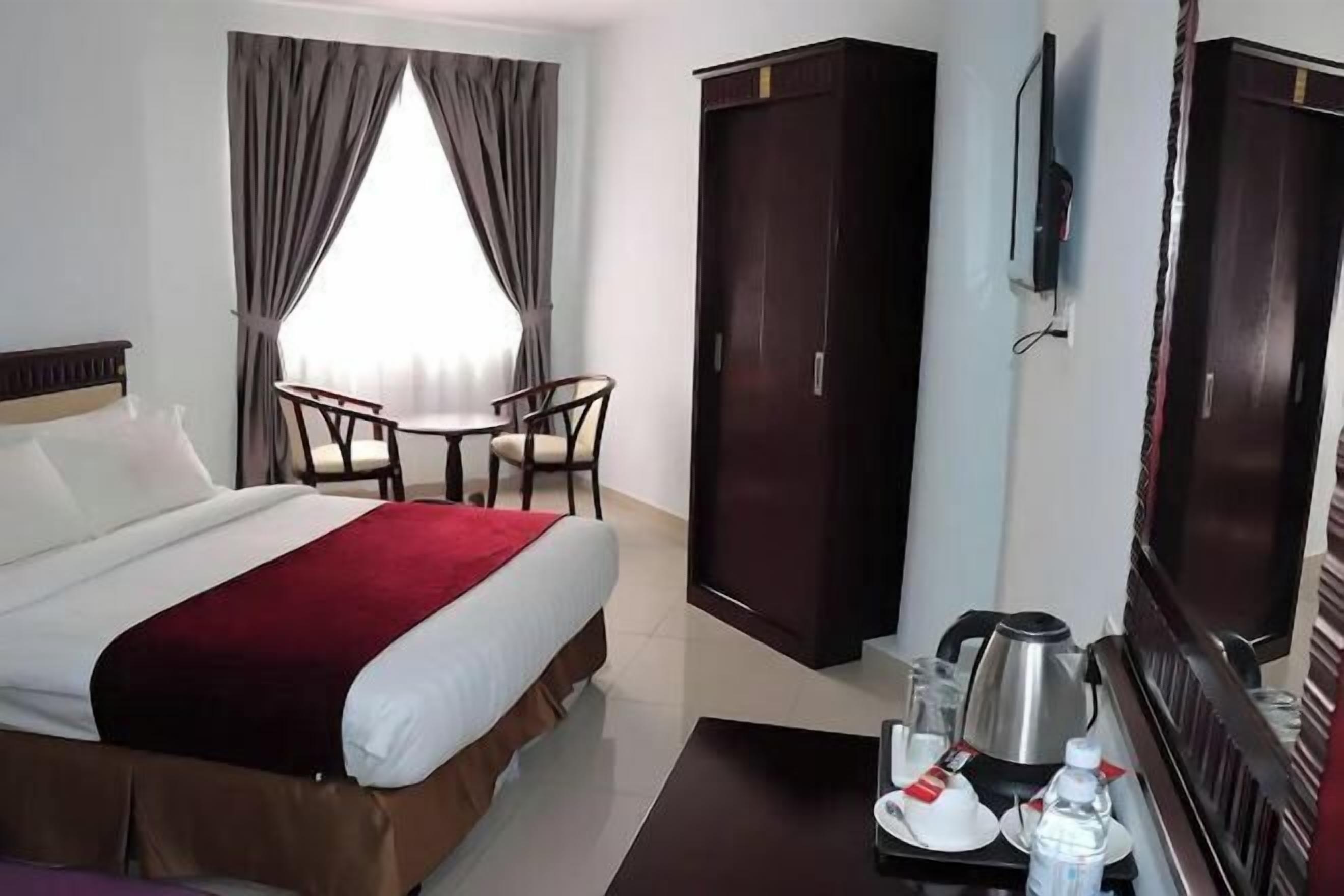 1 bedroom, desk, bed sheets