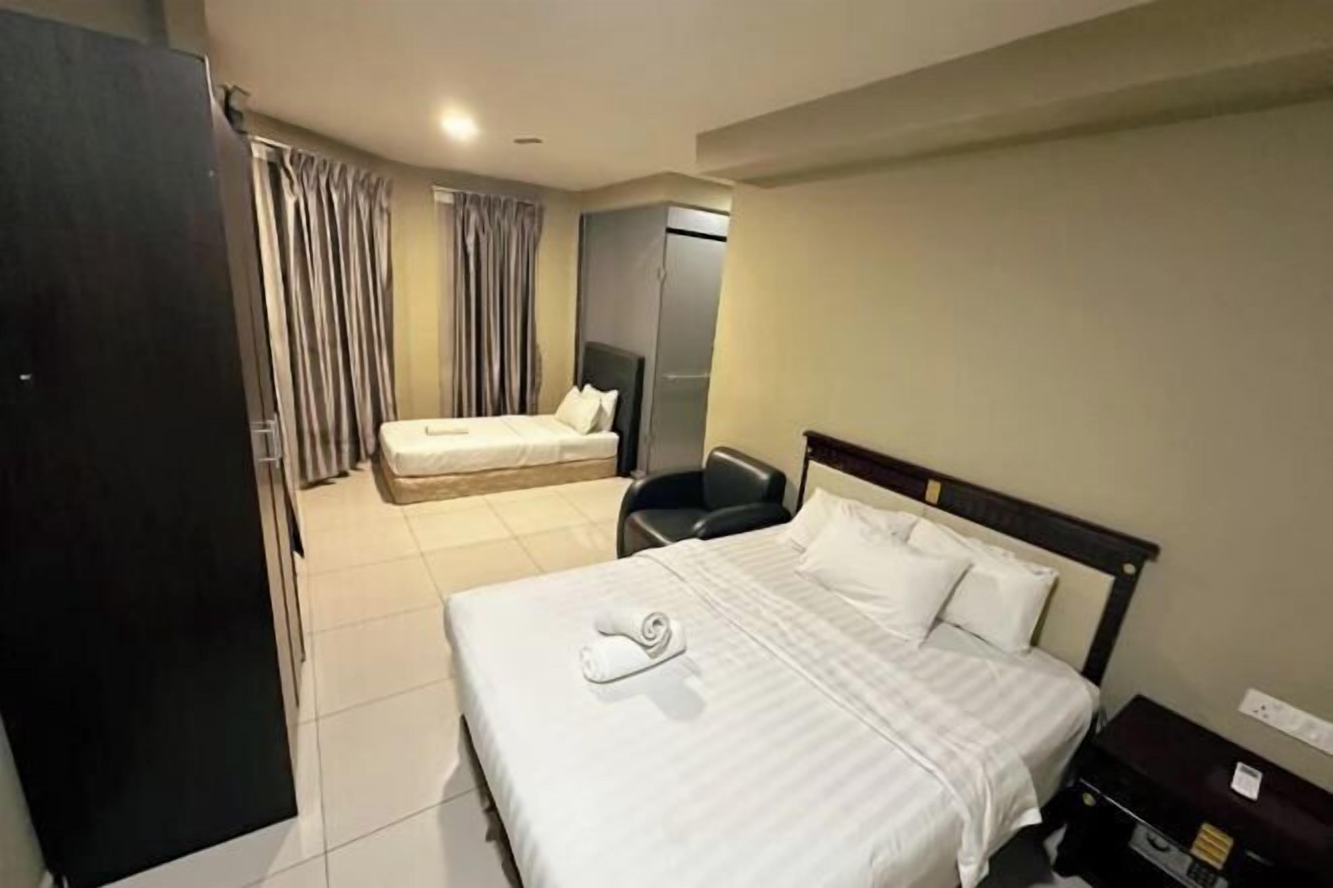 1 bedroom, desk, bed sheets