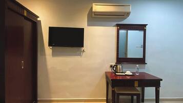 Superior Queen Room, No Window | 1 bilik tidur, meja, seterika/papan seterika, Wi-fi percuma