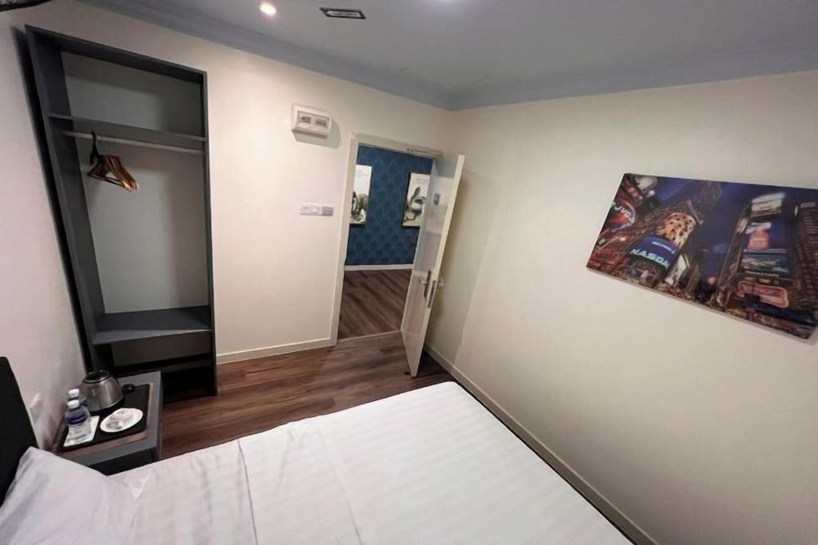 1 slaapkamer, een bureau, beddengoed