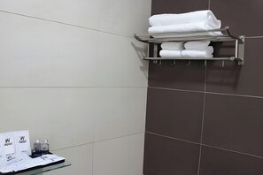 Superior Twin Room | Bathroom