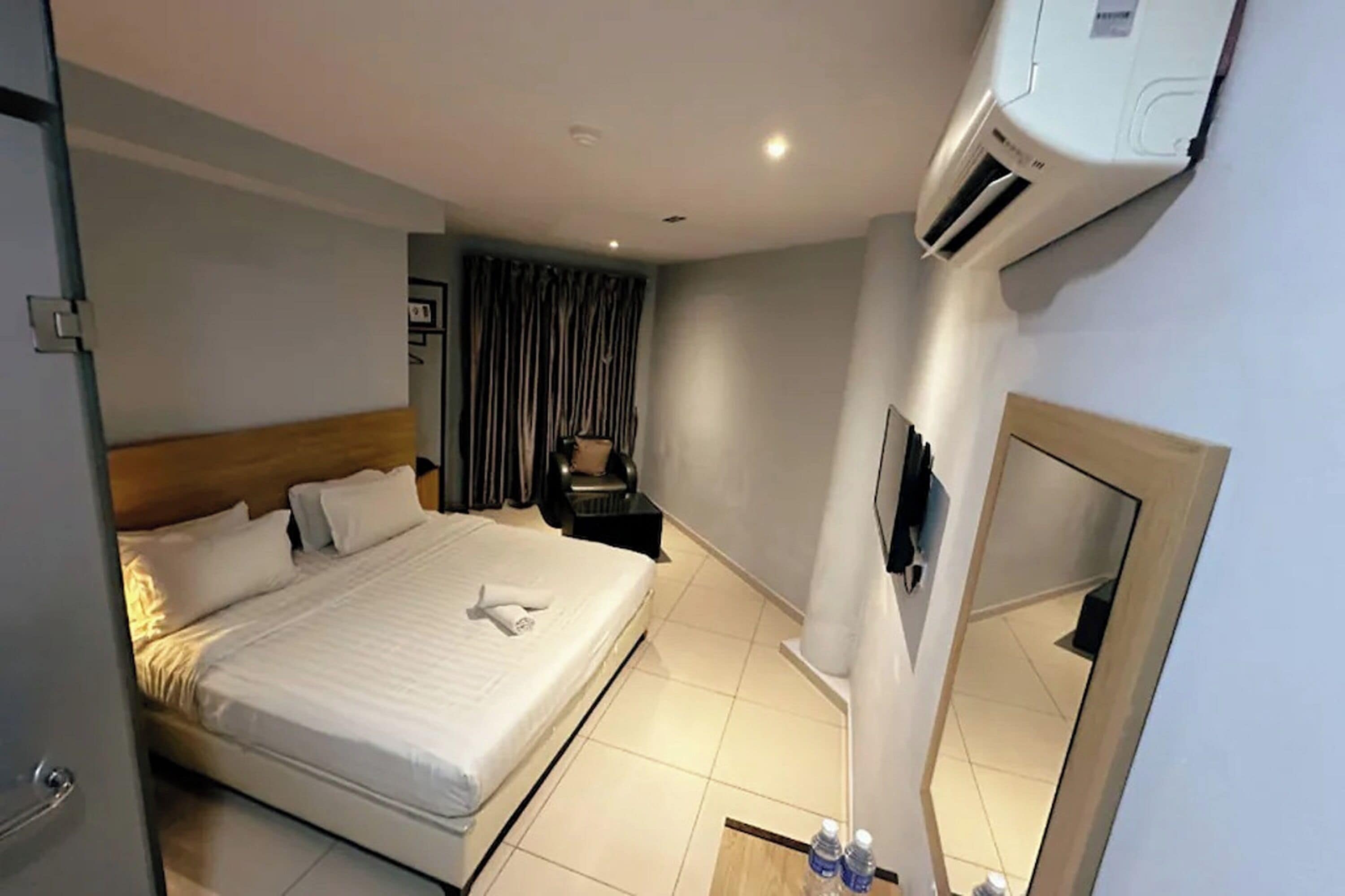 1 habitación, escritorio y ropa de cama 