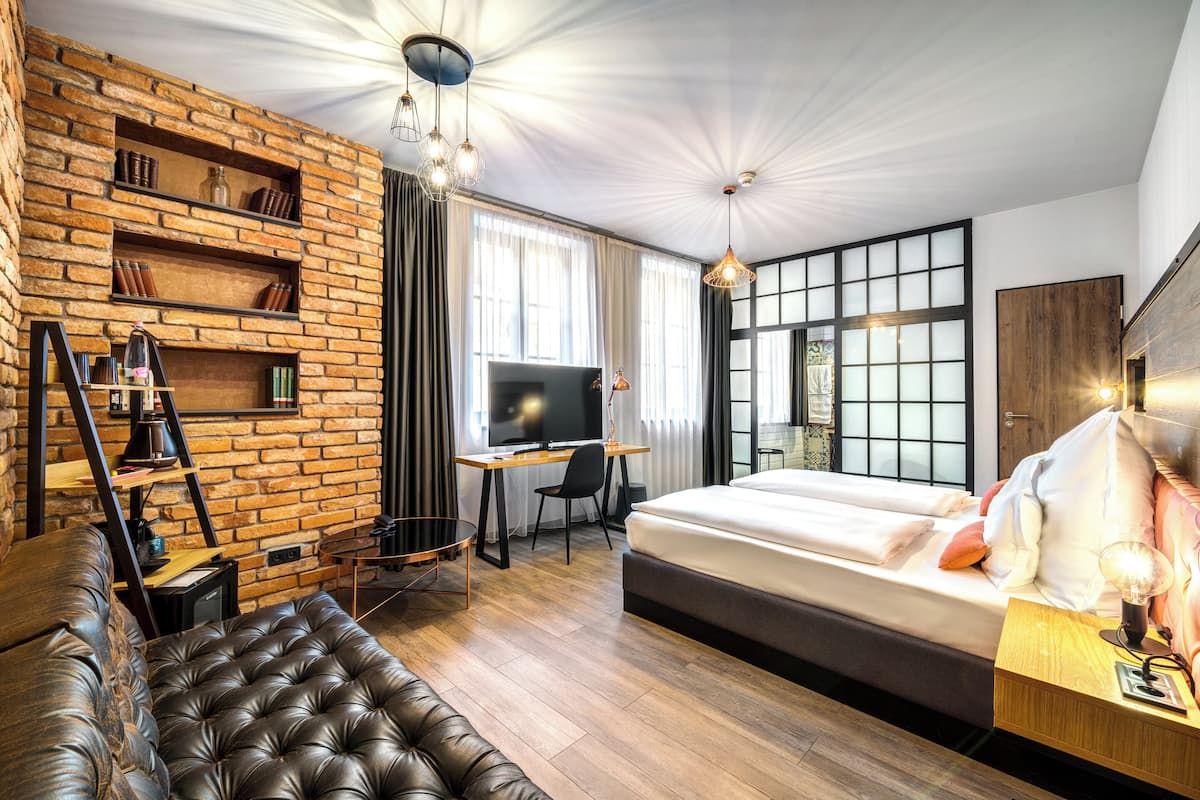 executive triple room, bathtub | 1 bedroom, hypo-allergenic bedding, minibar, in-room safe