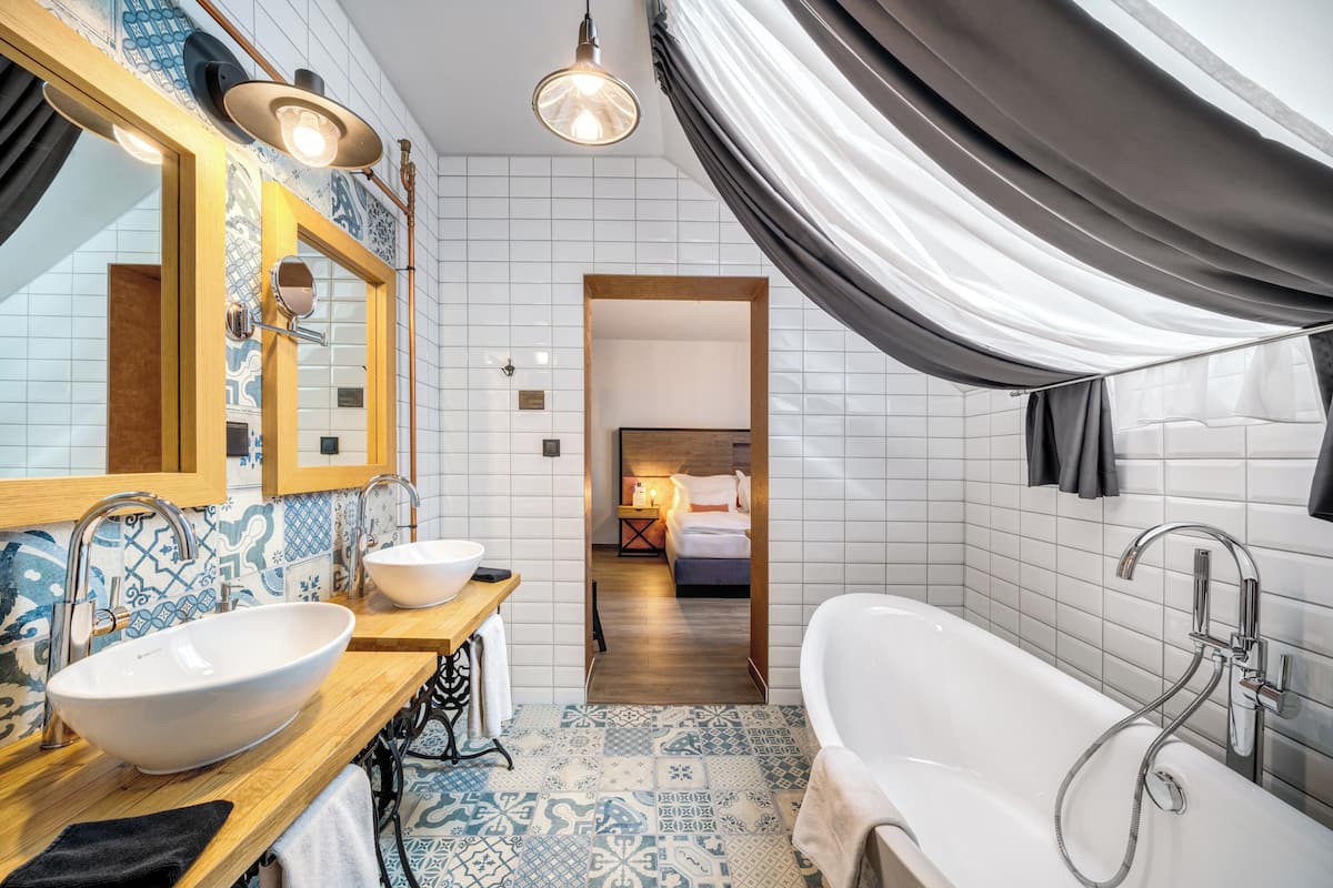 executive double room, bathtub | 1 bedroom, hypo-allergenic bedding, minibar, in-room safe