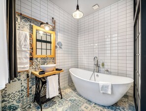 Executive Triple Room, Bathtub | Bathroom - Hotel Memories OldTown (Budapest)