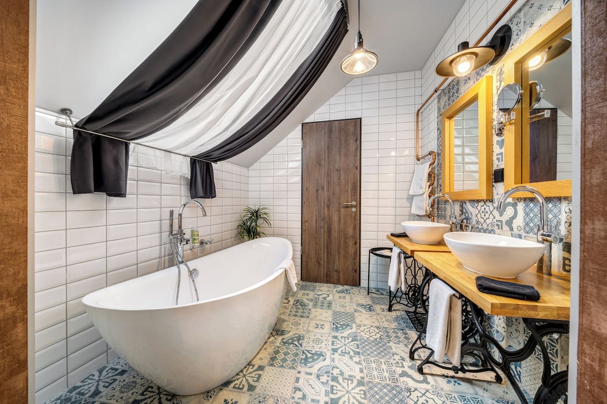 executive double room, bathtub | 1 bedroom, hypo-allergenic bedding, minibar, in-room safe