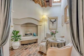 Deluxe suite | 1 slaapkamer, een gratis minibar, individueel gedecoreerd