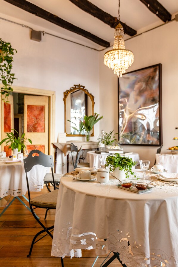 Buffet déjeuner gratuit tous les jours
