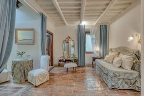 Deluxe suite | 1 slaapkamer, een gratis minibar, individueel gedecoreerd