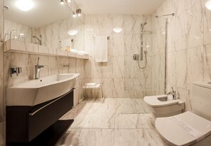 Superior Suite | Bathroom | Shower, free toiletries, hair dryer, towels - Hotel Poznanski (Lubon)