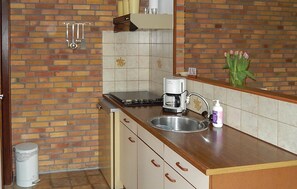 Kühlschrank, Mikrowelle, Herdplatte, Wasserkocher mit Kaffee-/Teezubehör