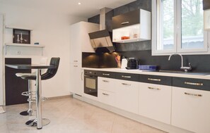 Réfrigérateur, micro-ondes, plaque de cuisson, lave-vaisselle