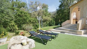 A garden with two lounge chairs, a stone structure with steps, and a lamp post. - Awesome home in Ville di Paraso with WiFi (Ville di Paraso)
