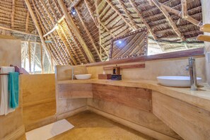 Habitación | Baño | Ducha, artículos de higiene personal gratuitos y toallas
