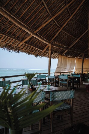 供應早餐、午餐、晚餐；多國菜；海灘景