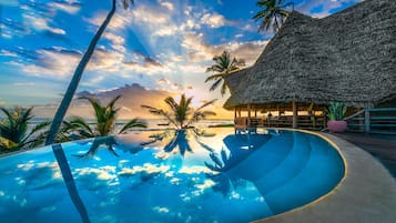 3 piscines extérieures, parasols de plage, chaises longues