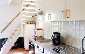 Réfrigérateur, four à micro-ondes, surface de cuisson, lave-vaisselle