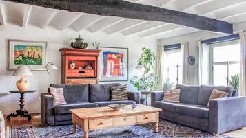 TV, fireplace, DVD player