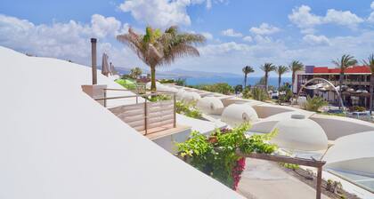 Villa avec piscine privée, internet en fibre de verre, proche de la mer, cour protégée