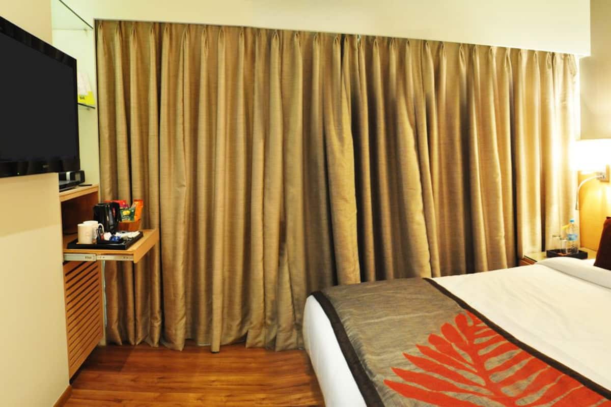 Studio, Non Smoking | Minibar, iron/ironing board, rollaway beds, free WiFi